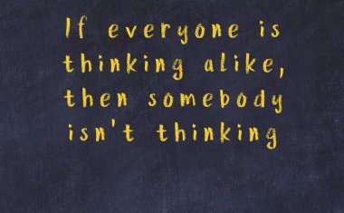 Üzerinde bilge yazılar olan siyah karatahta.