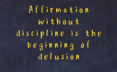 Siyah karatahtaya Tebeşir Bilgisi Yazısı