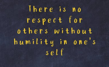 Siyah masadaki akıllı alıntıların tebeşiri.