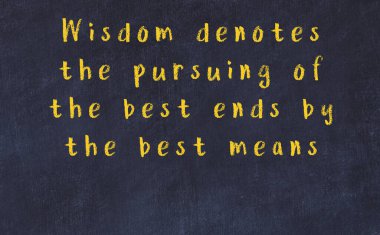 Siyah masadaki akıllı alıntıların tebeşiri.