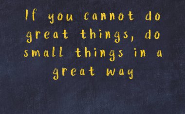 Üzerinde bilge yazılar olan siyah karatahta.