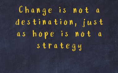 Üzerinde bilge yazılar olan siyah karatahta.