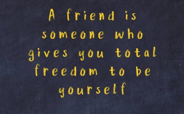 Üzerinde bilge yazılar olan siyah karatahta.