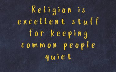 Siyah masadaki akıllı alıntıların tebeşiri.