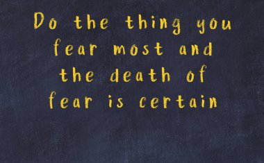 Siyah karatahtaya Tebeşir Bilgisi Yazısı