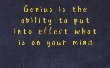 Siyah masadaki akıllı alıntıların tebeşiri.