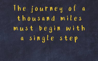 Siyah masadaki akıllı alıntıların tebeşiri.