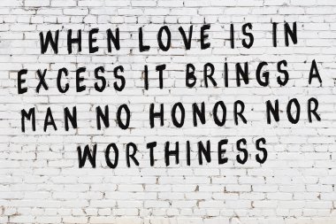 Beyaz tuğla duvar arkaplanına siyah düşünceli bir yazı.