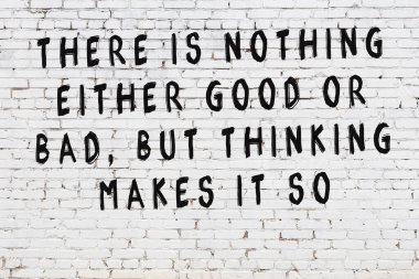 Bilgece alıntıların yazılı olduğu siyah boyanmış beyaz tuğla duvar