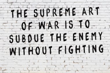 Bilgece alıntıların yazılı olduğu siyah boyanmış beyaz tuğla duvar