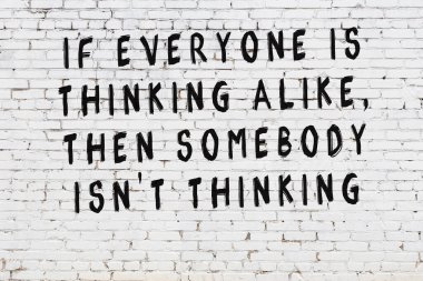 Bilgece alıntıların yazılı olduğu siyah boyanmış beyaz tuğla duvar