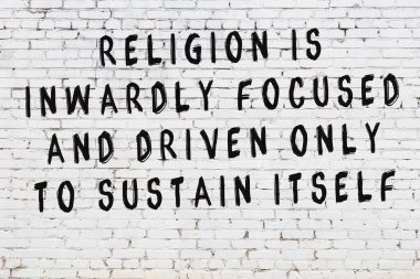 Bilgece alıntıların yazılı olduğu siyah boyanmış beyaz tuğla duvar