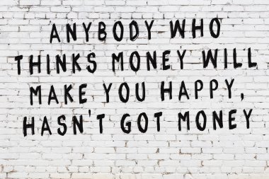 Bilgece alıntıların yazılı olduğu siyah boyanmış beyaz tuğla duvar