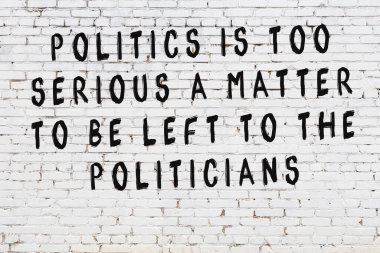 Beyaz tuğla duvar arkaplanına siyah düşünceli bir yazı.