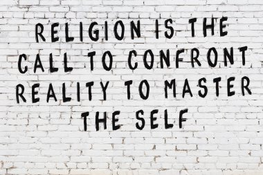 Bilgece alıntıların yazılı olduğu siyah boyanmış beyaz tuğla duvar