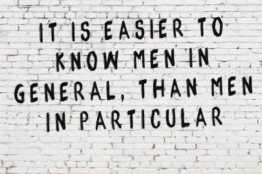 Bilgece alıntıların yazılı olduğu siyah boyanmış beyaz tuğla duvar