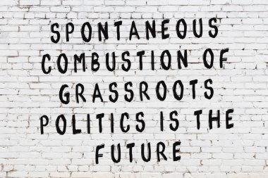 Bilgece alıntıların yazılı olduğu siyah boyanmış beyaz tuğla duvar