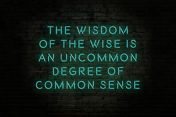 Нічний вид неонового знаку на цегляній стіні. мудрий каутаут . — стокове фото