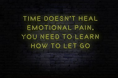 Tuğla duvardaki neon ışığın gece görüşü. Bilge Qoutation. 