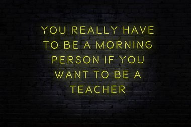 Zekice ve motive edici bir alıntı. Tuğla duvarda neon işareti