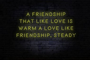 Zekice ve motive edici bir alıntı. Tuğla duvarda neon işareti