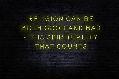 Zekice ve motive edici bir alıntı. Tuğla duvarda neon işareti