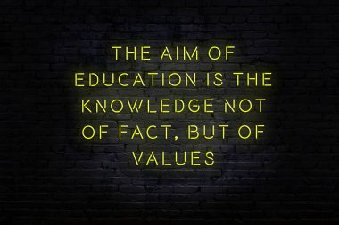 Zekice ve motive edici bir alıntı. Tuğla duvarda neon işareti