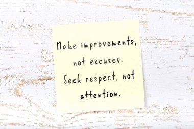 El yazısı motivasyon alıntısı olan sarı yapışkan not