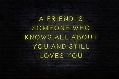 Akıllıca alıntı. Duvara karşı neon yazıtlar