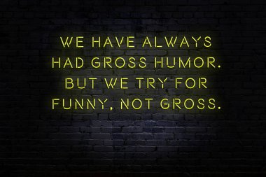 Tuğla duvardaki neon ışığın gece görüşü. Bilge Qoutation. 