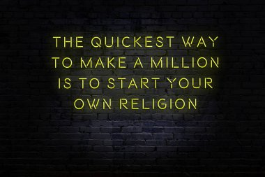 Zekice ve motive edici bir alıntı. Tuğla duvarda neon işareti