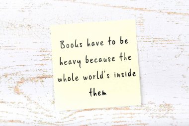 Ahşap duvardaki sarı yapışkan notta bilgece bir alıntı var.