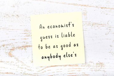 Ahşap duvardaki sarı yapışkan notta bilgece bir alıntı var.