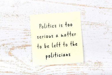 Ahşap duvardaki yapışkan notta bilgece bir alıntı 