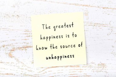 El yazısı motivasyon alıntısı olan sarı yapışkan not