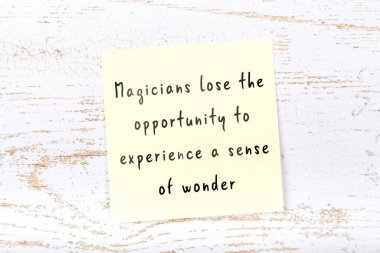 Ahşap duvardaki yapışkan notta bilgece bir alıntı 