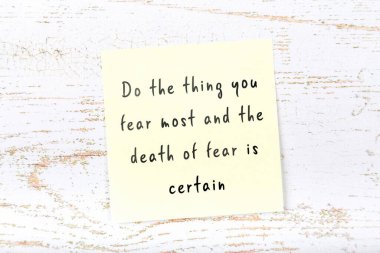 Ahşap duvardaki yapışkan notta bilgece bir alıntı 