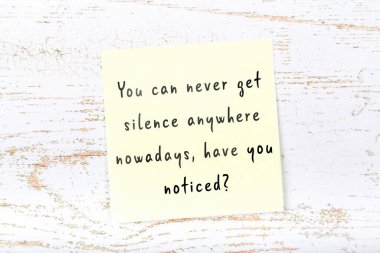 El yazısı motivasyon alıntısı olan sarı yapışkan not