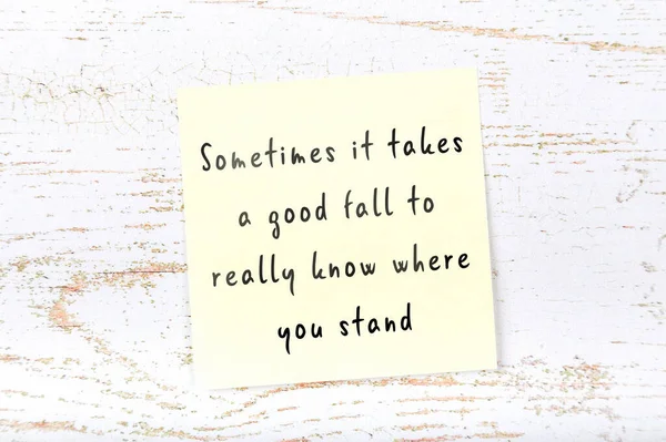 Yellow sticky note on wooden wall with wise quote — Stock Photo, Image