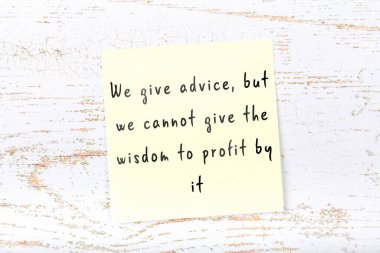 Ahşap duvardaki yapışkan notta bilgece bir alıntı 