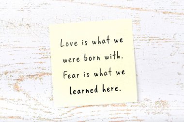 Ahşap duvardaki yapışkan notta bilgece bir alıntı 