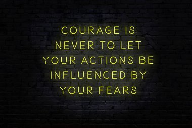 Akıllıca alıntı. Duvara karşı neon yazıtlar