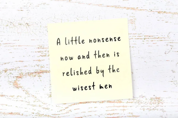 木製の壁に粘着性のあるメモの賢明な引用 — ストック写真