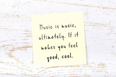 Ahşap duvardaki yapışkan notta bilgece bir alıntı 