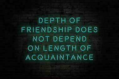 Akıllıca alıntı. Duvara karşı neon yazıtlar