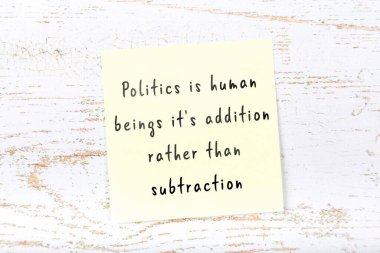 El yazısı motivasyon alıntısı olan sarı yapışkan not