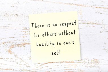 El yazısı motivasyon alıntısı olan sarı yapışkan not