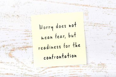 El yazısı motivasyon alıntısı olan sarı yapışkan not