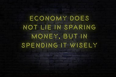 Tuğla duvardaki neon ışığın gece görüşü. Bilge Qoutation. 