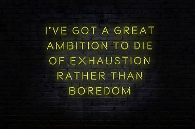 Tuğla duvardaki neon ışığın gece görüşü. Bilge Qoutation. 